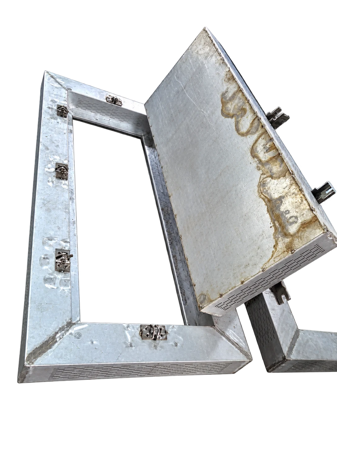 Hinges and catches fitted to a filter frame